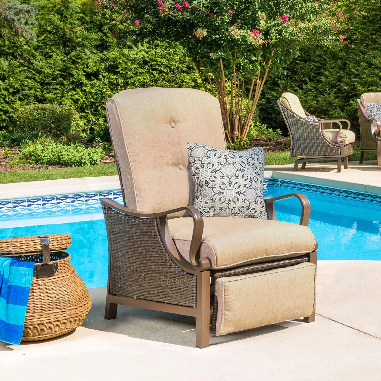 Hanover Ventura Outdoor Recliner in Tan, Outdoor Recliner Chair for Porch, Deck, Pool, Lounge Chairs for Outside Seating