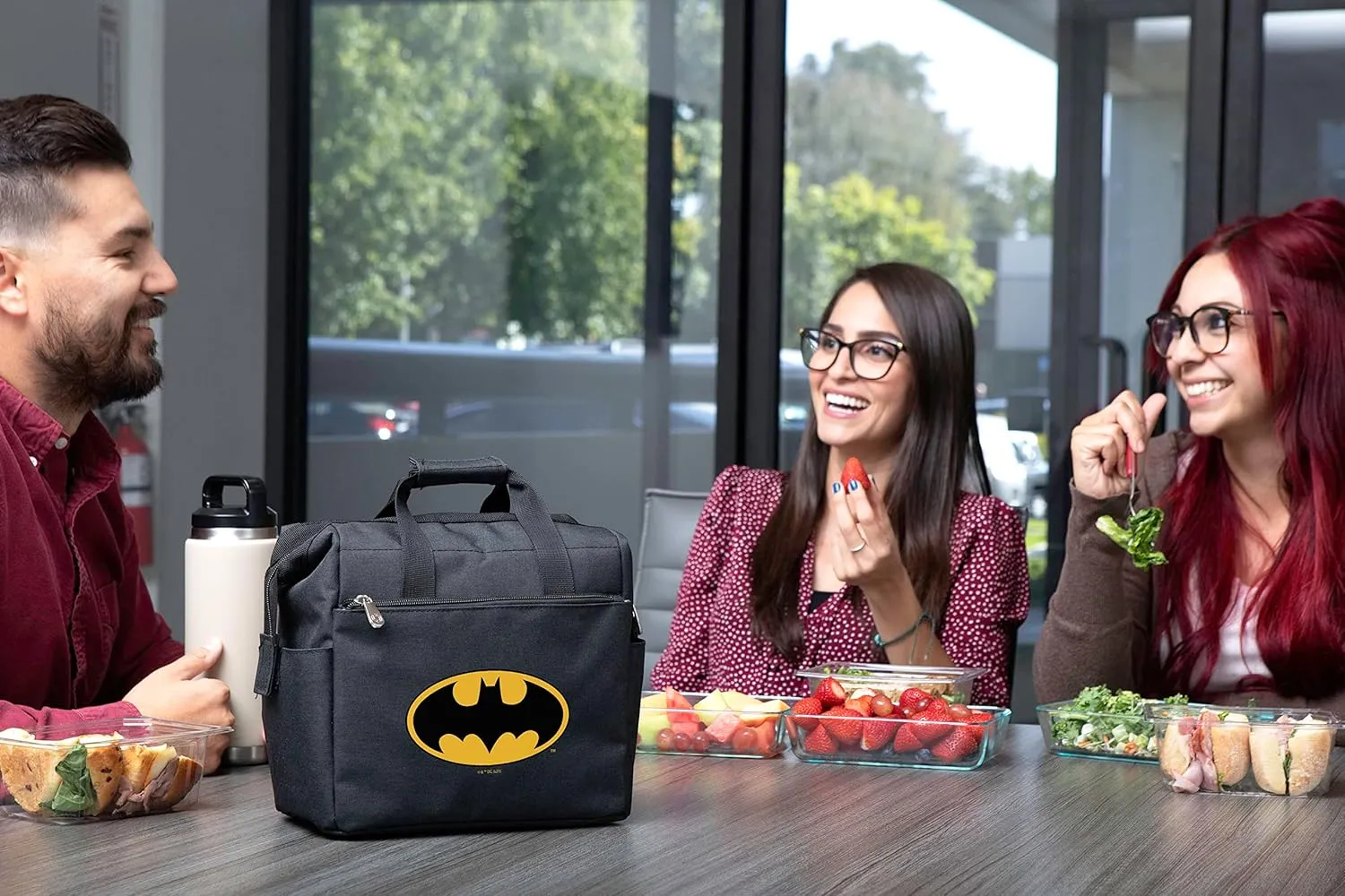 PICNIC TIME DC Comics Batman Bat-Signal On The Go Lunch Bag, Soft Cooler Lunch Box, Insulated Lunch Bag, (Black)